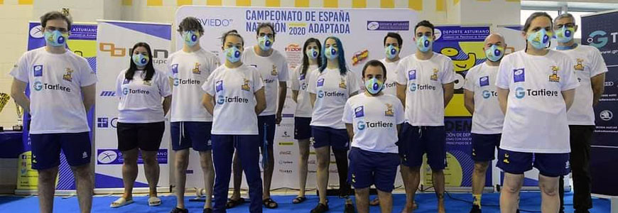 Foto con los nadadores de la selección asturiana