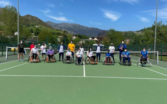 Participantes de la jornada en la cancha de tenis