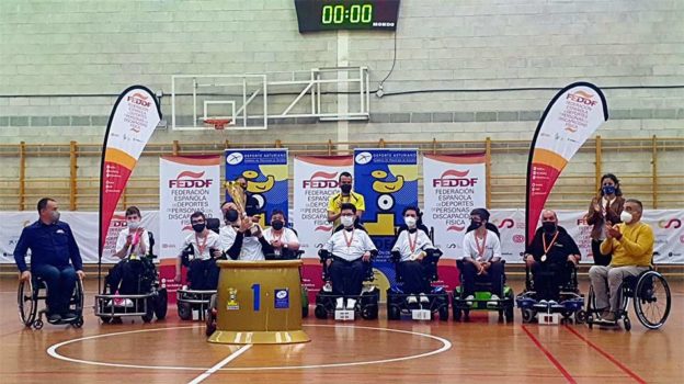 Cataluña celebra su truinfo en el campeonato por CC.AA de Hockey en silla eléctrica