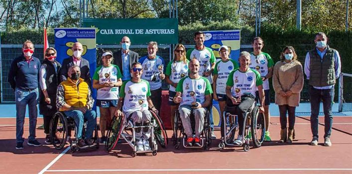 Los tres primeros clasificados posan ante los emdios en las pista de tenis del Grupo de Cultura Covadonga