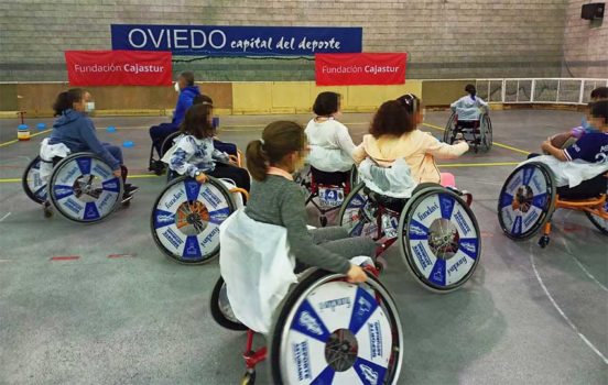 Los nisños y niñas jugando al baloncesto en silla de ruedas
