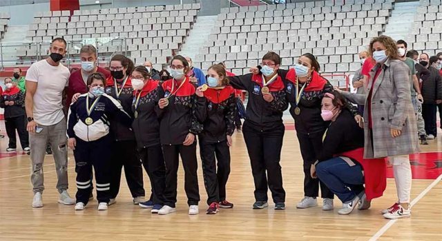 Equipo femenino posa con sus medallas