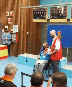 José Luis Martínez, recibe la medalla.