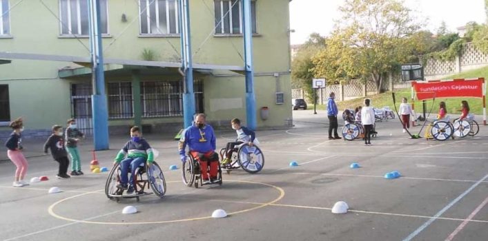 Alumnos practican con sillas de ruedas deportivas