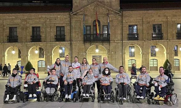 La Selección de hockey de España en silla de ruedas vistan el casco histórico de Avilés.