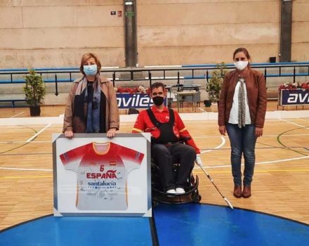 La alcaldesa de Avilés posa con la camiseta que le hizo entrega la Selección española de hockey en silla de ruedas