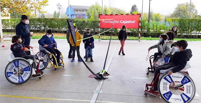 Niños y niñas jugando al Badminton en silla de ruedas