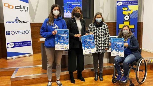 Representantes del ayuntamiento de Oviedo y el Club de Natación Mareastur con los carteles del evento