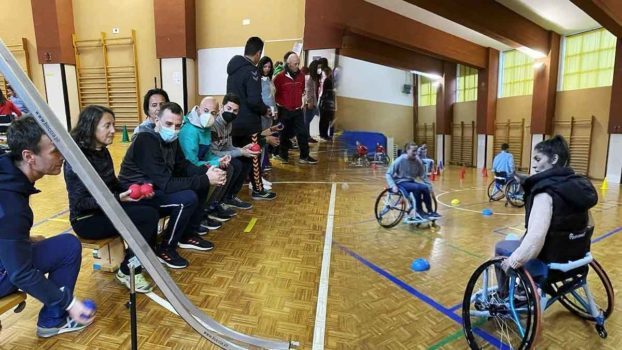 Los profesores realizando actividades de Boccia y practicando en circuitos para sillas de ruedas