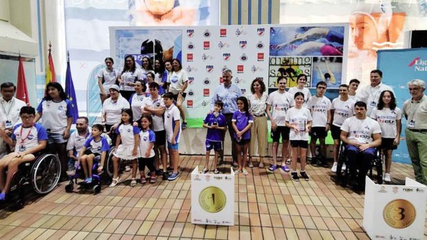 Podium por equipos en el Open Internacional de Natación Inclusiva Comunidad de Madrid