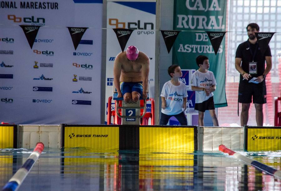 Nadador en el puesto de salida justo antes de iniciar una prueba