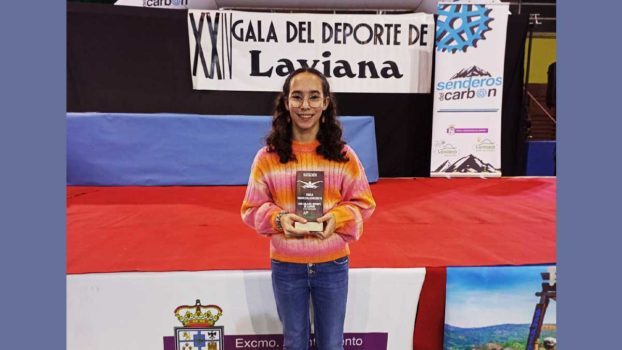 Paula Sánchez nadadora del CD Mareastur premiada en la Gala del Deporte de Laviana