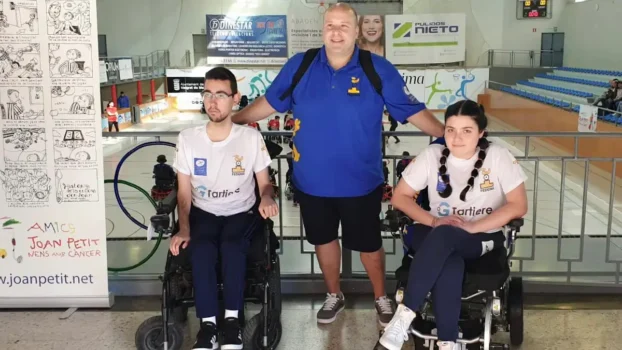 juegadores de la escuela de hockey en silla eléctrica de FEDEMA