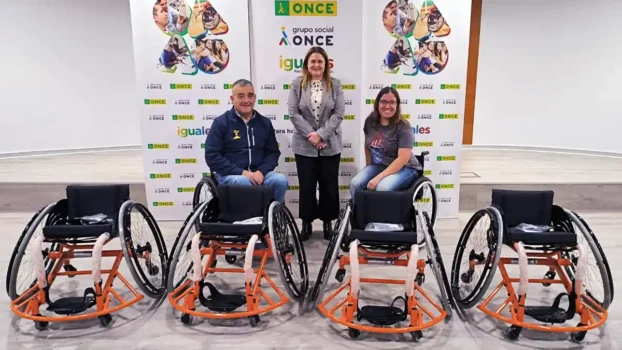 Fundación ONCE dona sillas deportivas a FEDEMA