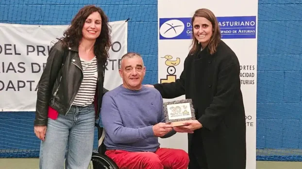 Entrega de la placa conmemorativa por el 30 aniversario a Manuela Fernández, Directora General de Actividad Física y Deporte