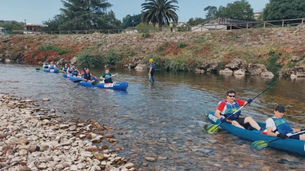 Varias piraguas navegan por el Sella en la edición del Descenso Adaptado 2024