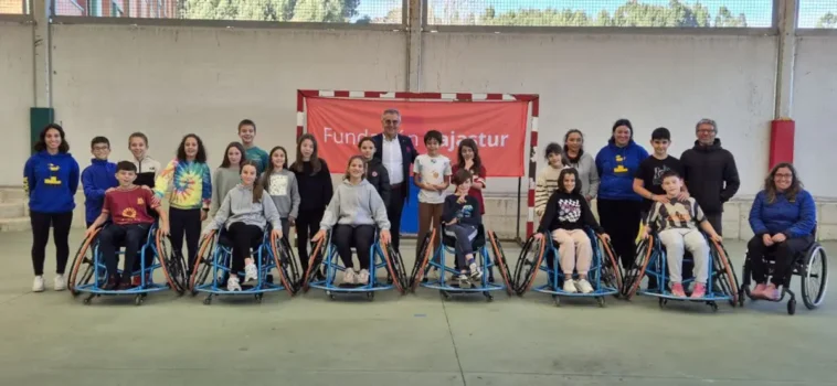 Foto del alumnado, profesores y técnicos de Fedema con el director de la Fundación Cajastur